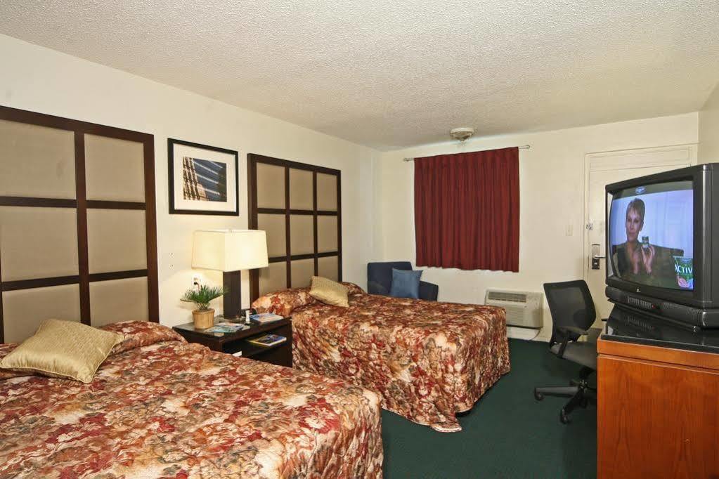 Super 8 By Wyndham Lake City Ngoại thất bức ảnh
