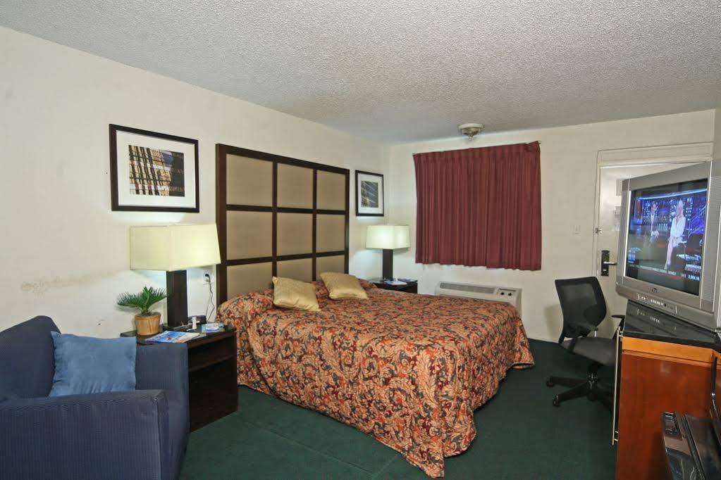 Super 8 By Wyndham Lake City Ngoại thất bức ảnh