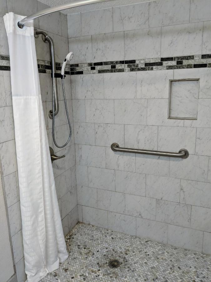 Super 8 By Wyndham Lake City Ngoại thất bức ảnh